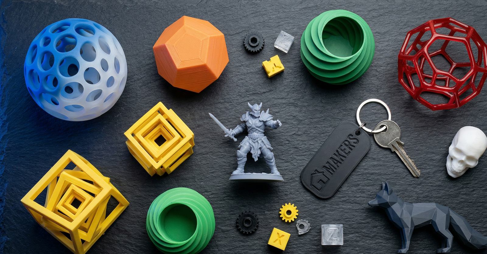 Peças impressas em 3D sobre a bancada